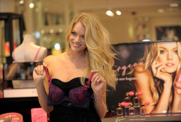Victoria`s Secret развесила новые лифчики и трусы в `Роще` | Фото: Getty Images