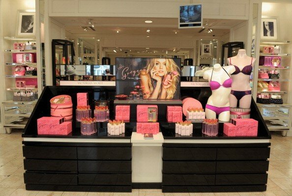 Victoria`s Secret развесила новые лифчики и трусы в `Роще` | Фото: Getty Images