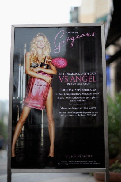 Victoria`s Secret развесила новые лифчики и трусы в `Роще` | Фото: Getty Images