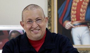 `Умирающий` Уго Чавес играет в мячик. Видео 