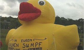 Митинг неонацистов сорвала… надувная утка | Фото: AFP