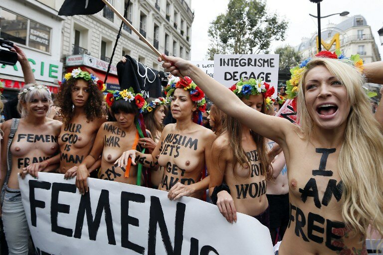 Активистки FEMEN ударили правоверных ниже пояса | Фото: AFP