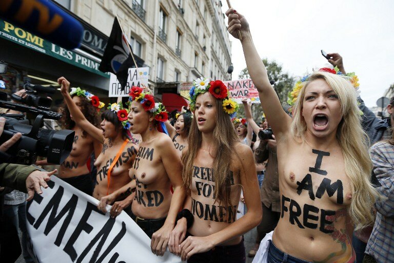 Активистки FEMEN ударили правоверных ниже пояса | Фото: AFP