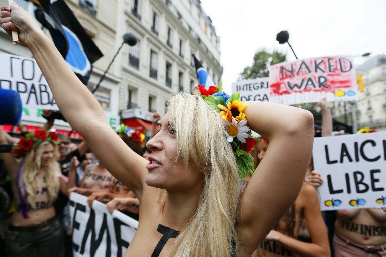 Активистки FEMEN ударили правоверных ниже пояса | Фото: AFP