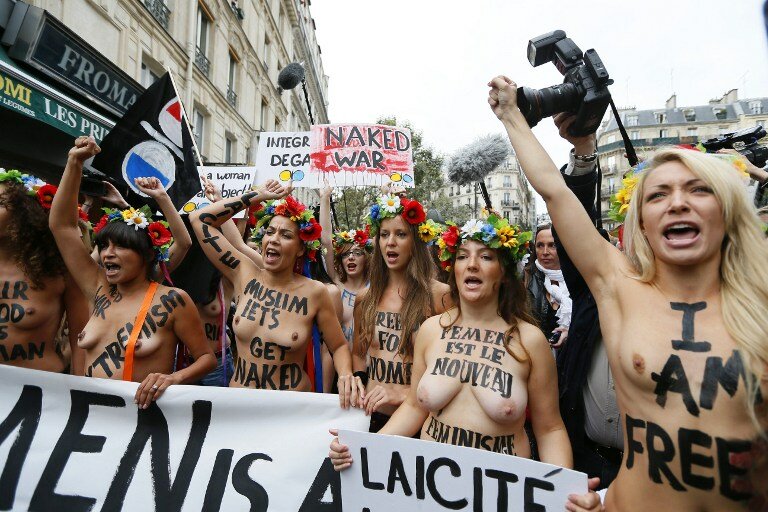 Активистки FEMEN ударили правоверных ниже пояса | Фото: AFP