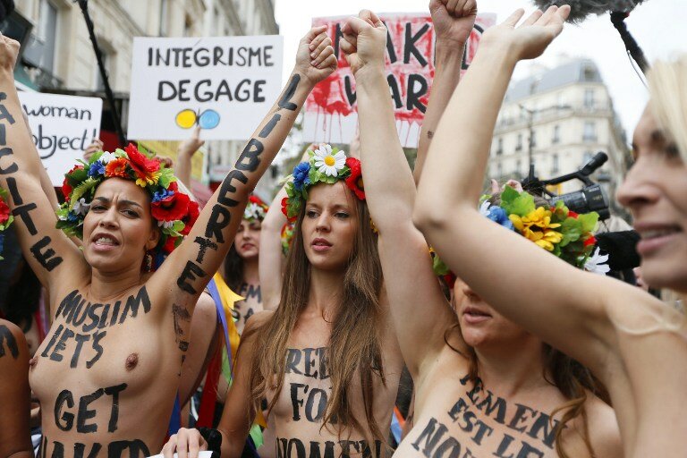 Активистки FEMEN ударили правоверных ниже пояса | Фото: AFP