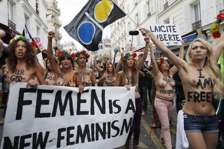 Активистки FEMEN ударили правоверных ниже пояса | Фото: AFP