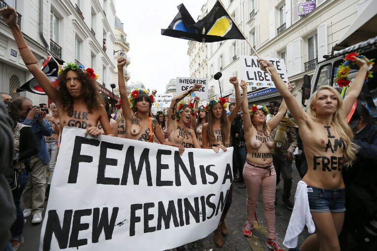 Активистки FEMEN ударили правоверных ниже пояса | Фото: AFP