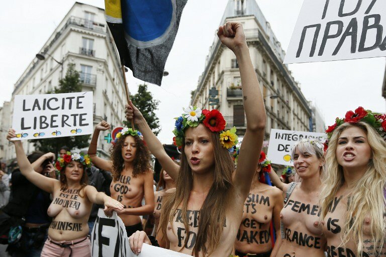Активистки FEMEN ударили правоверных ниже пояса | Фото: AFP