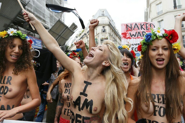 Активистки FEMEN ударили правоверных ниже пояса | Фото: AFP