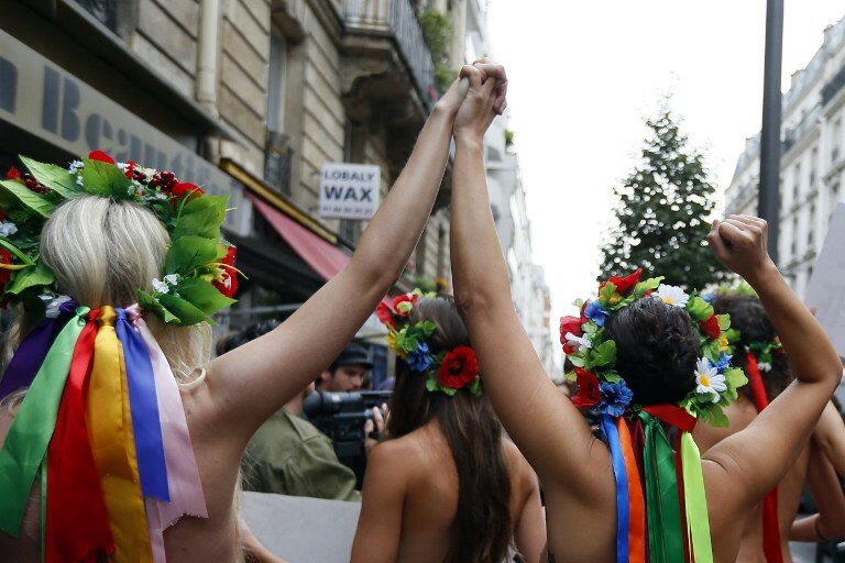Активистки FEMEN ударили правоверных ниже пояса | Фото: AFP