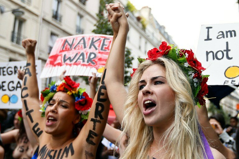 Активистки FEMEN ударили правоверных ниже пояса | Фото: AFP
