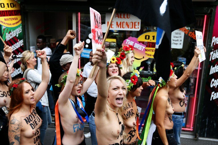 Активистки FEMEN ударили правоверных ниже пояса | Фото: AFP