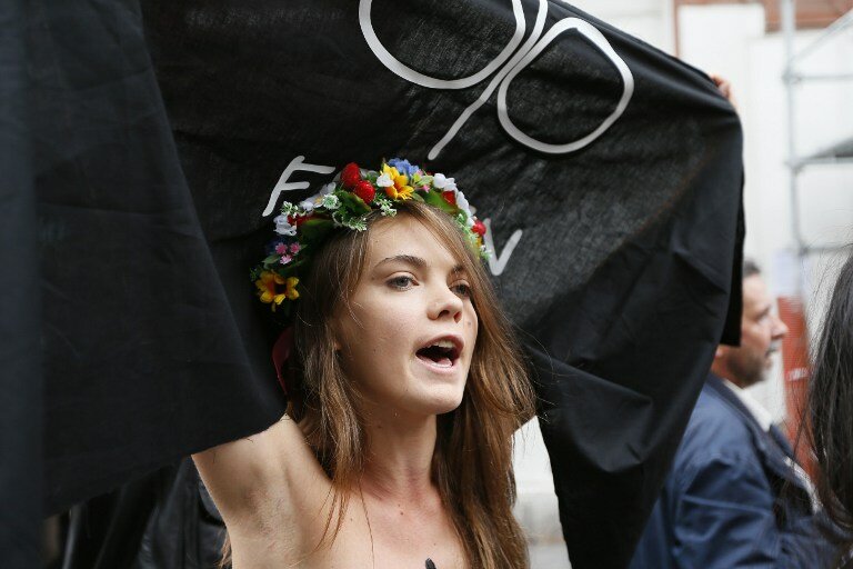 Активистки FEMEN ударили правоверных ниже пояса | Фото: AFP