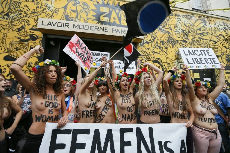 Активистки FEMEN ударили правоверных ниже пояса | Фото: AFP