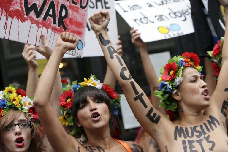 Активистки FEMEN ударили правоверных ниже пояса | Фото: AFP