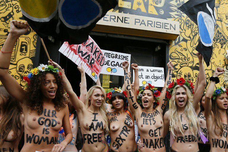 Активистки FEMEN ударили правоверных ниже пояса | Фото: AFP