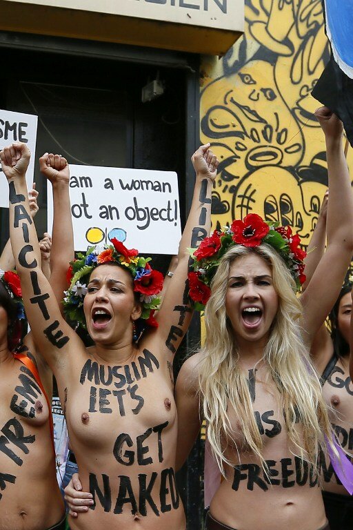 Активистки FEMEN ударили правоверных ниже пояса | Фото: AFP