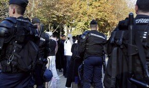 Франция временно закрывает посольства в 20-ти странах 