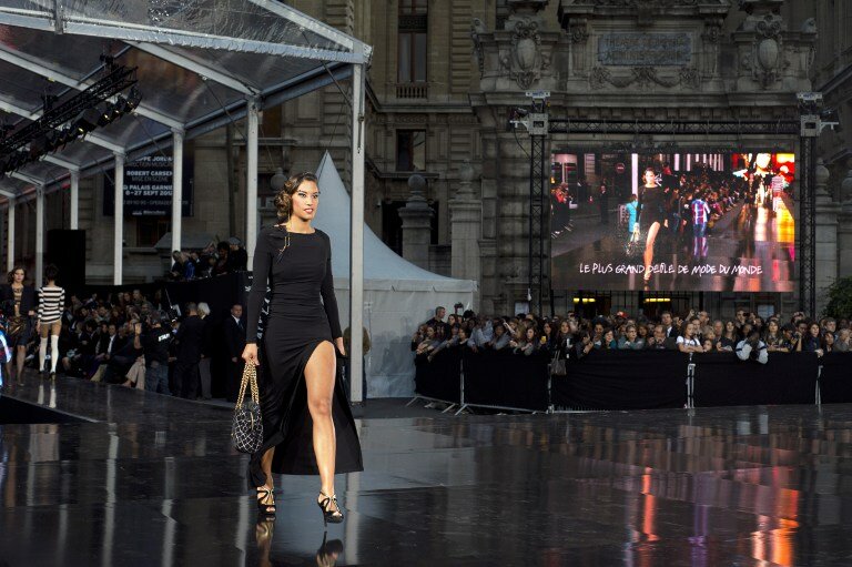 Париж: величайшее модное шоу по открытым небом | Фото: AFP