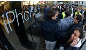 В первый день продаж японцы украли около 200 iPhone | Фото: AFP