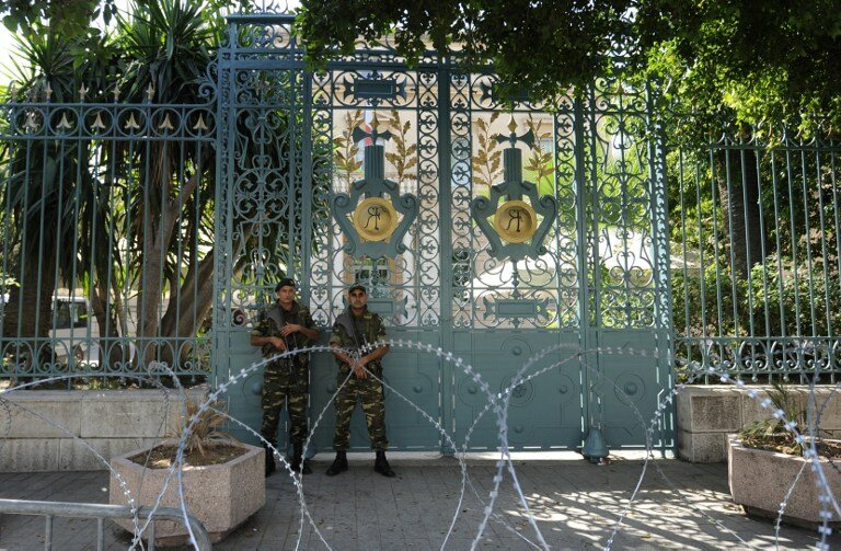 Тунисские киборги против салафитского джинна | Фото: AFP
