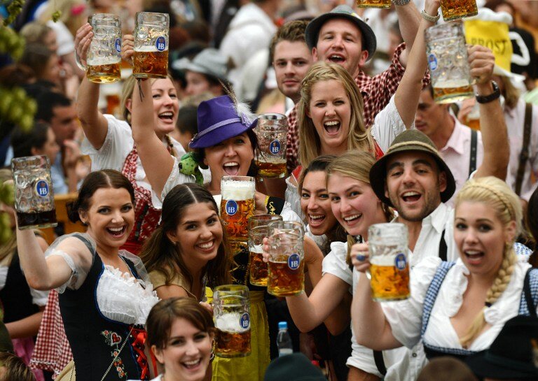 Мюнхен заполонили толпы любителей пива и хорошей компании | Фото: AFP