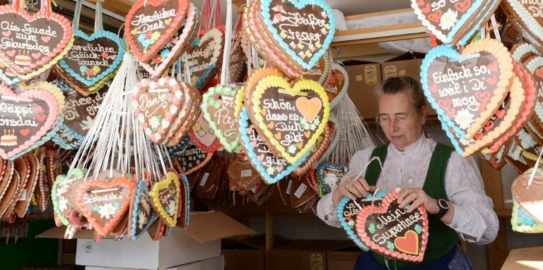 Мюнхен заполонили толпы любителей пива и хорошей компании | Фото: AFP
