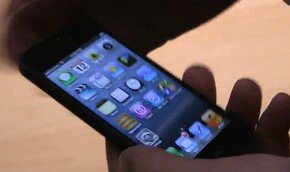 Не прошло и дня, а пользователи уже жалуются на iPhone 5 | Фото: AFP