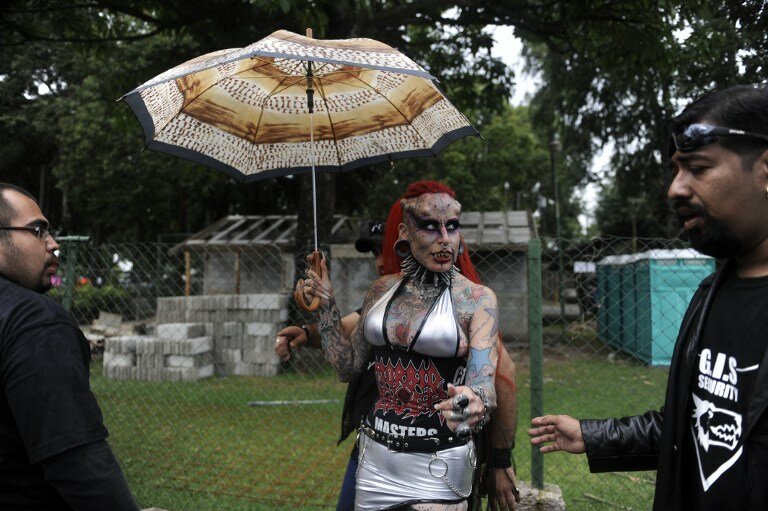 Вампирская женщина в зоопарке `Аврора` | Фото: AFP