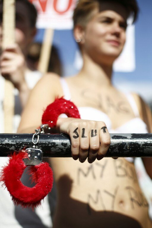 Британки возмущенно трясут грудью | Фото: AFP