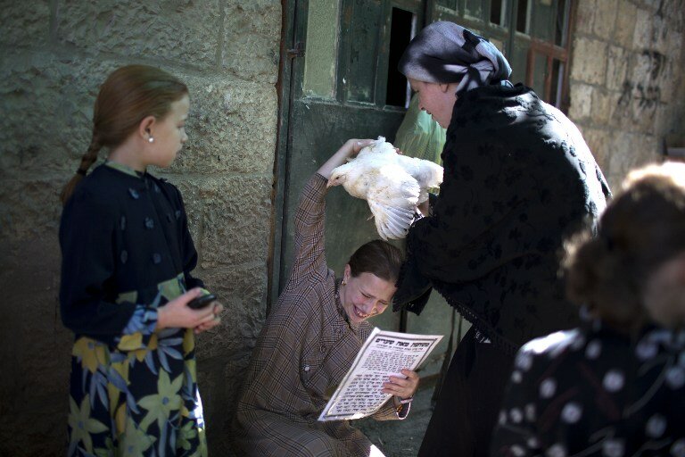 Евреи снова сваливают свои грехи на кур | Фото: AFP