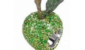 Chopard создали кольцо для любителей Apple | Фото: AFP