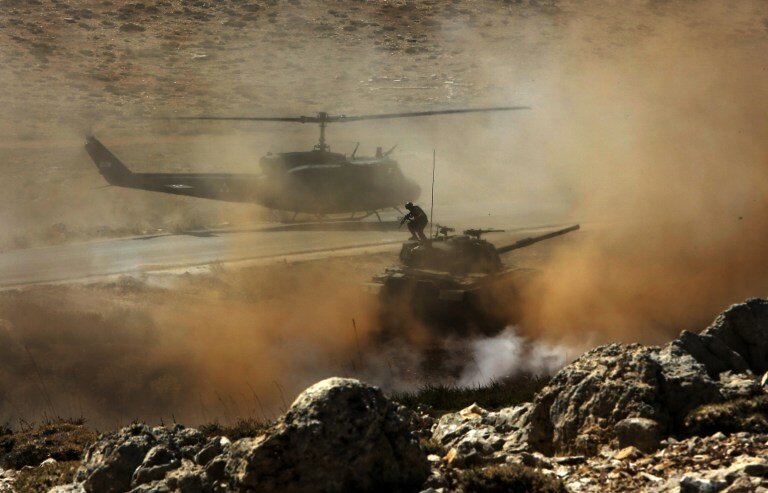 Ливанская армия атакует танковую колонну | Фото: AFP