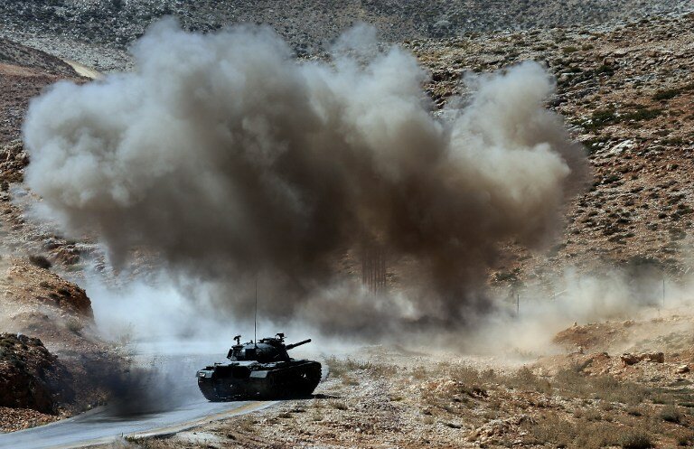 Ливанская армия атакует танковую колонну | Фото: AFP