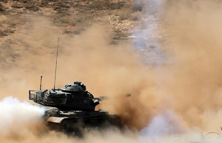 Ливанская армия атакует танковую колонну | Фото: AFP