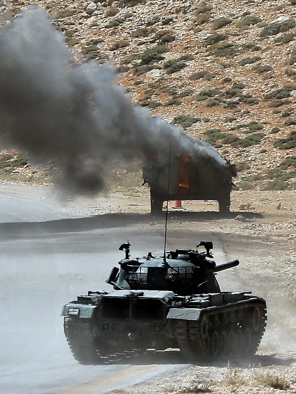 Ливанская армия атакует танковую колонну | Фото: AFP