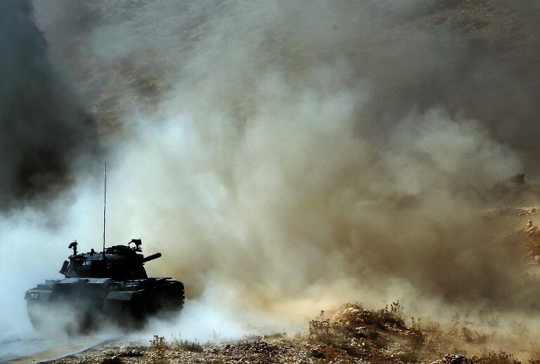 Ливанская армия атакует танковую колонну | Фото: AFP