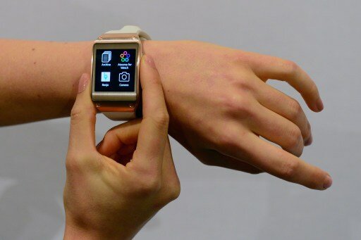 Samsung выпускает на рынок `умные часы` | Фото: AFP