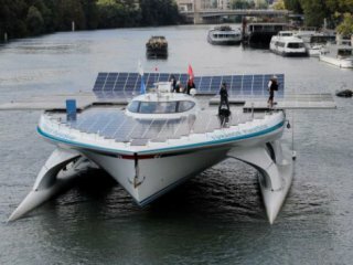 В Париже пришвартовалась гигантская солнечная батарейка | Фото: AFP