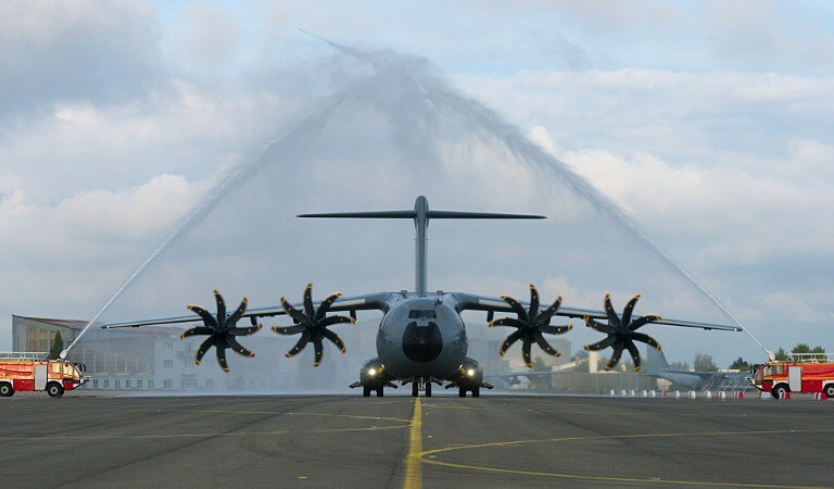 Первым делом самолеты - A400M от Airbus | Фото: AFP