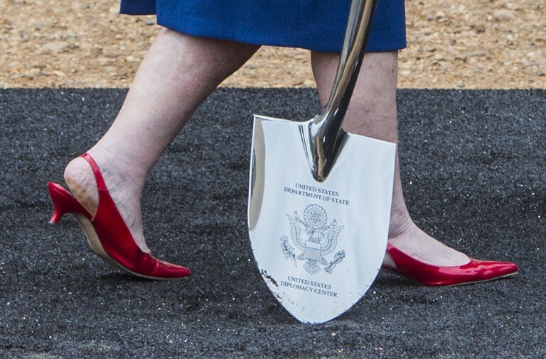 Госдепартамент США взялся за лопаты | Фото: AFP