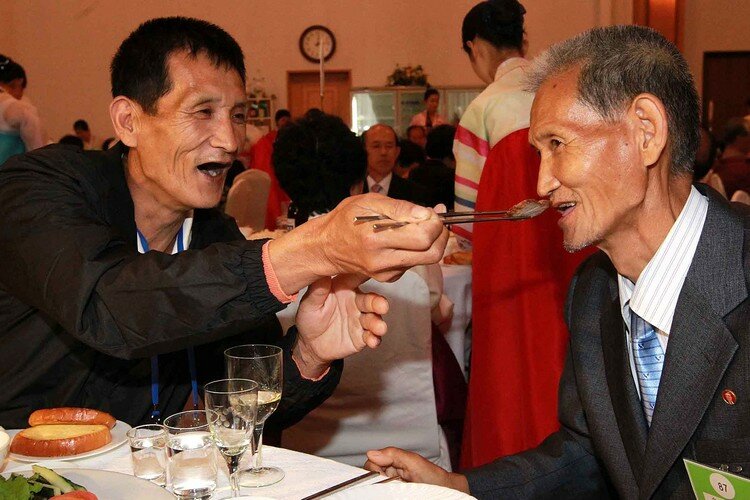 Разделенные корейские семьи встретились на курорте | Фото: Getty Images