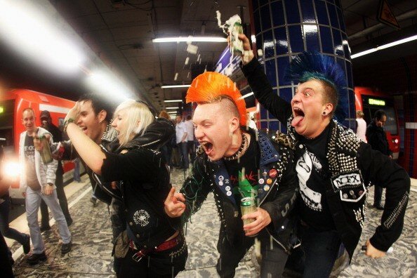 Массовая пьянка в гамбургском метро | Фото: Getty Images
