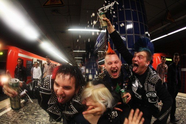 Массовая пьянка в гамбургском метро | Фото: Getty Images