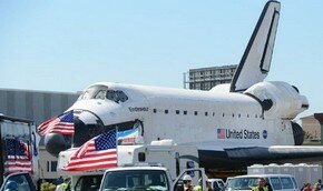 Endeavour провезли по Лос-Анджелесу на последнюю стоянку | Фото: AFP