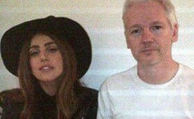 Визит Леди ГаГи лишил поддержки основателя Wikileaks 