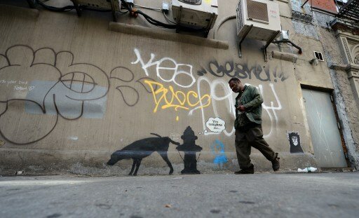 Бэнкси рисует новые граффити | Фото: AFP