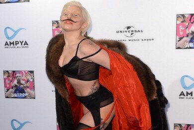 Усатая старушка Леди ГаГа представила Artpop | Фото: AFP