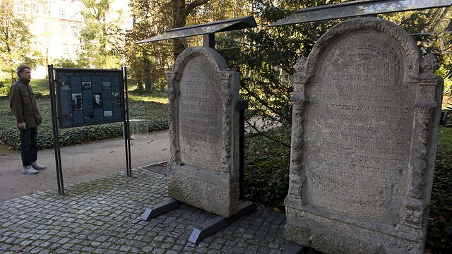 Начальника Гестапо похоронили на еврейском кладбище | Фото: AFP